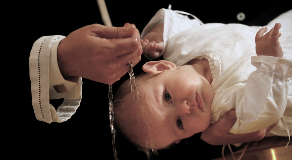 Når der er dåb i højmessen, sker det ofte lige før eller efter prædikenen eller lige før sidste salme